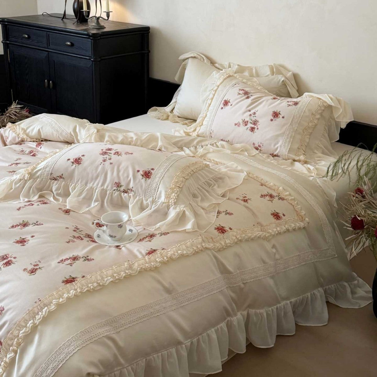 Luxus-Bettgarnitur aus Baumwollsatin mit Volant-Bettrock, Spitzenbordüre und gesteppter Vintage-Decke