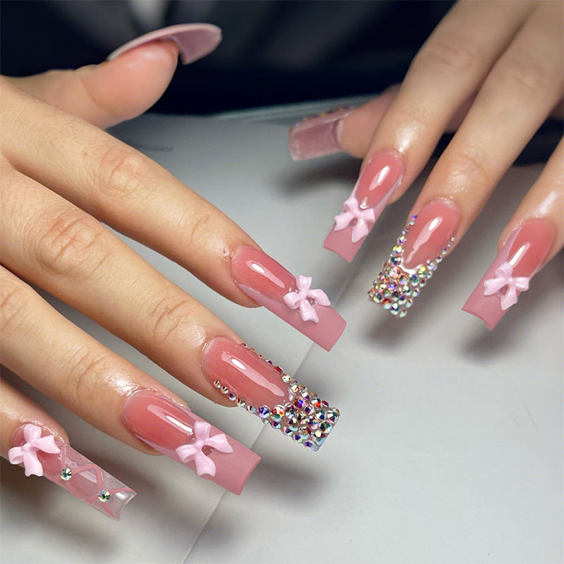 Dekoratives Nail Art Press-On Set mit Schleifen- und Schmuckakzenten Brehn