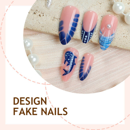 Kreatives Kunstnagelset mit maritimem Design und eleganten Akzenten Brehn