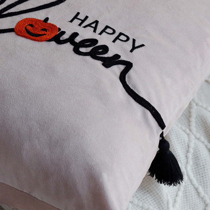 Quadratischer dekorativer Kissenbezug mit besticktem Happy‑Halloween‑Schriftzug, Kürbis‑Applikation und Quasten Brehn