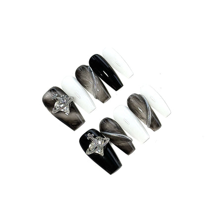 Künstlerisches Press-On-Nageldesign-Set mit glitzernden Elementen