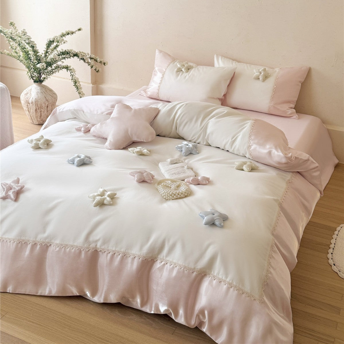 Luxus Seiden-Feeling Satin Bettbezug Set mit 3D Stern Applikation & Spitzenrand