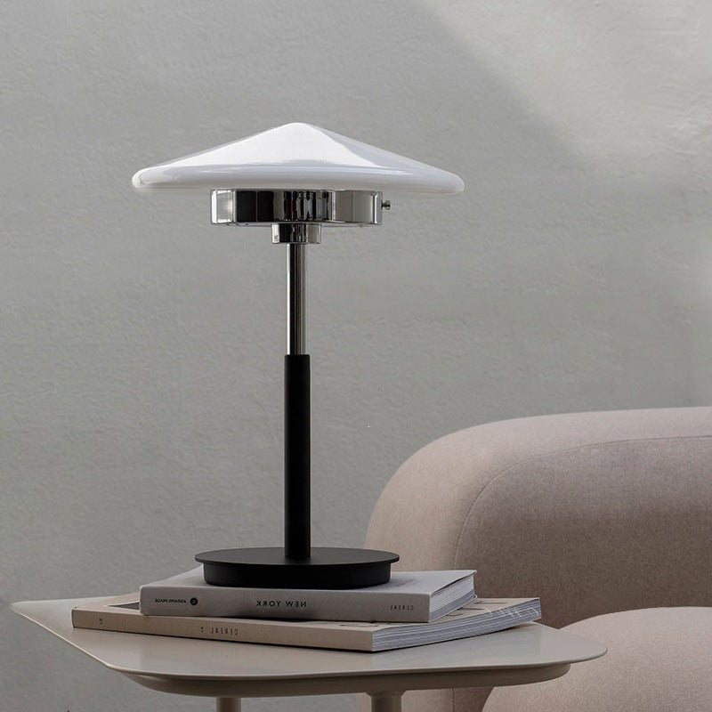 Moderne Minimalistische Tischlampe mit geometrischem Schirm