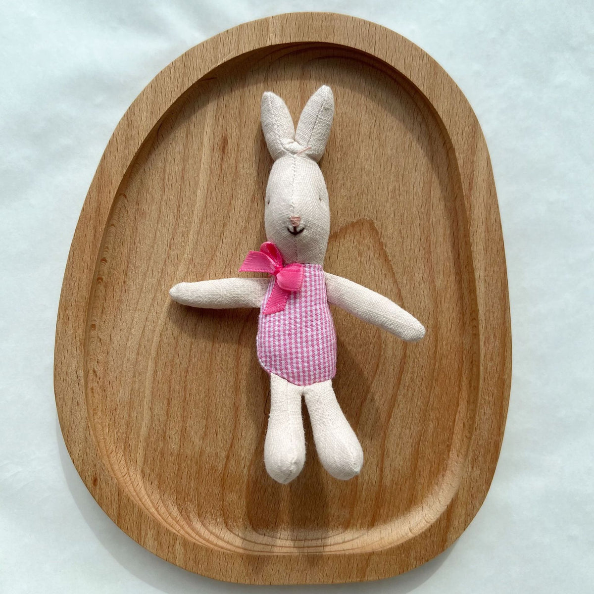 Miniatur Leinen Kaninchen Komforter Plüsch mit Gingham-Taschenkleid und Ripsband-Schleife