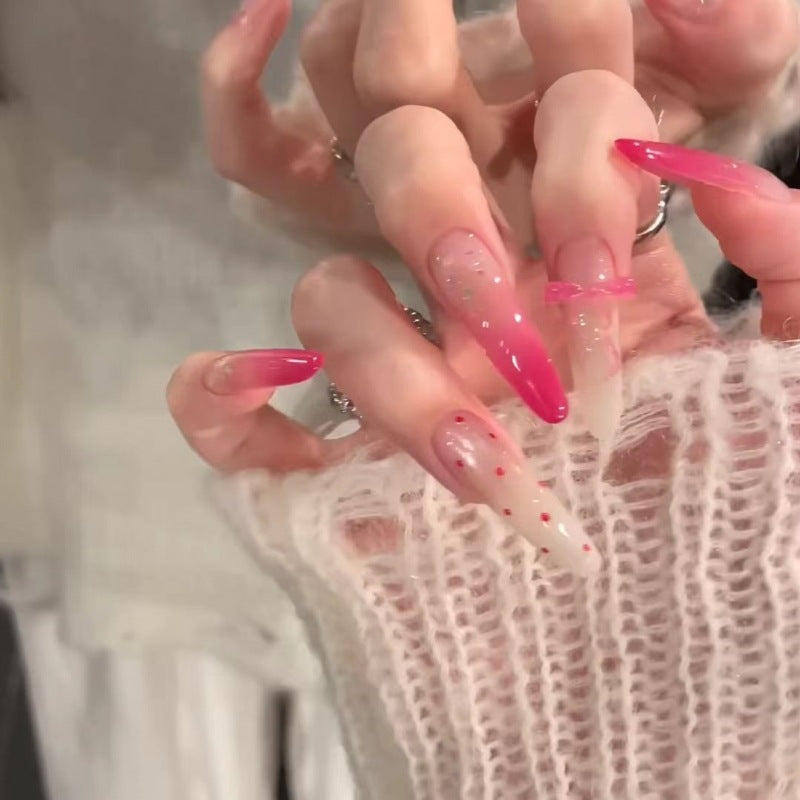 Künstlerische Gradient-Nagelerweiterungen mit dekorativen Akzenten