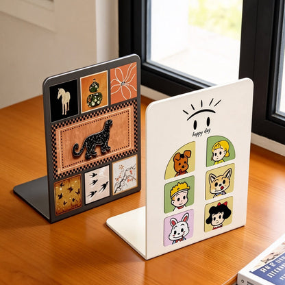 Niedlicher Cartoon Desktop Metall Buchstütze mit rutschfester Basis und dekorativem Panel