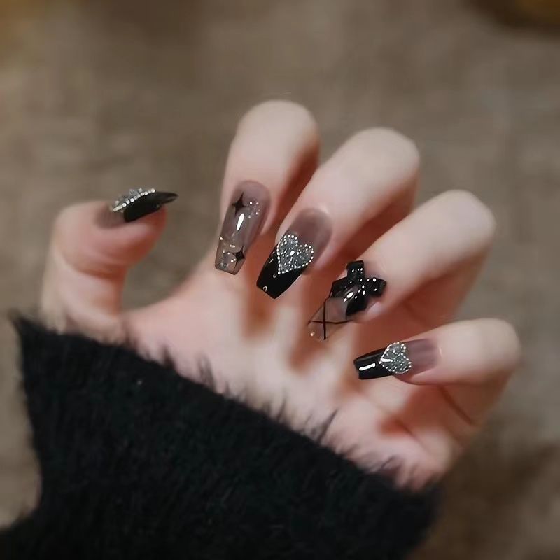 Künstliche Kunstfingernägel mit Herz-Design und Glitzerdetails Brehn