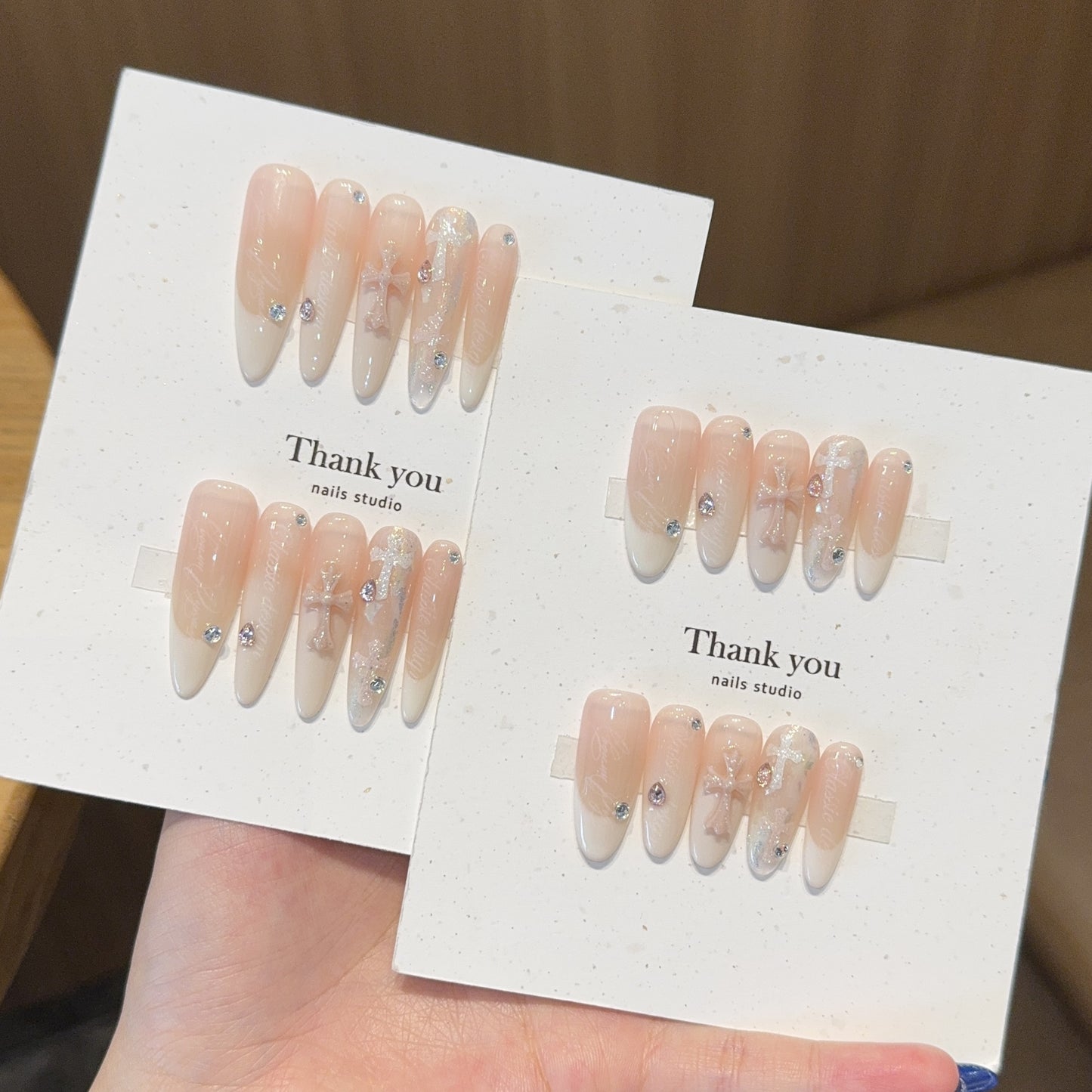 Kunstnagelspitzen mit Eleganten Akzenten Brehn