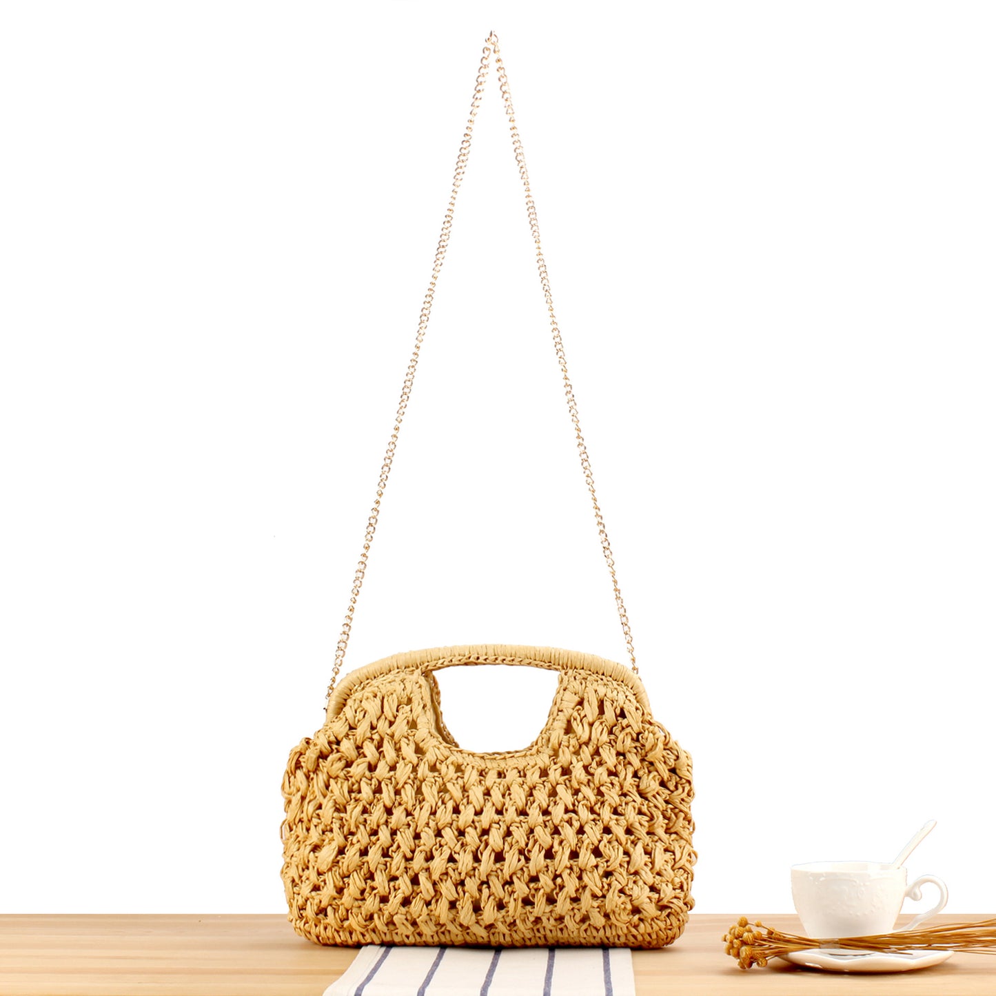 Handtasche Aus Naturbelassenem Geflochtenem Material mit Eleganter Kettenverzierung Brehn