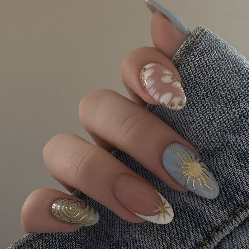 Kunstnagelset mit eleganten Goldakzenten und kreativem Design Brehn