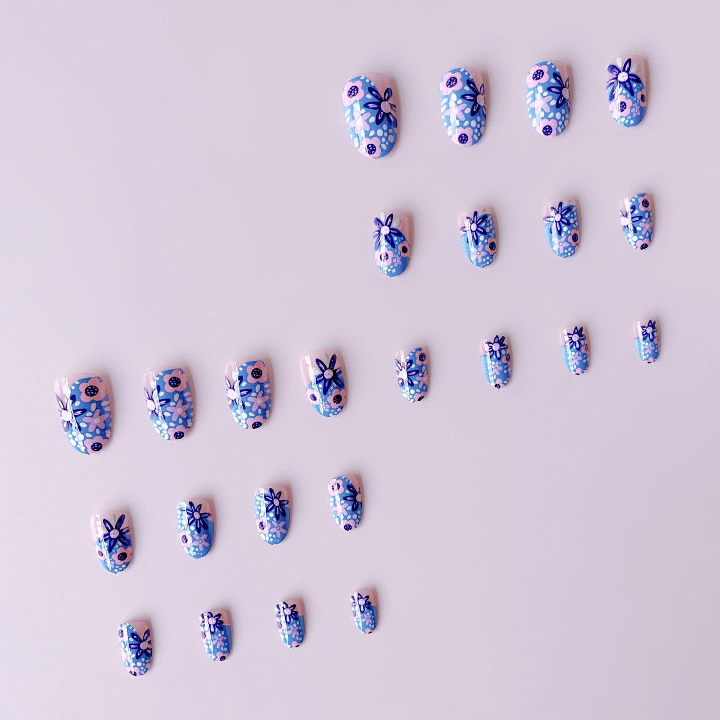 Kunstnagelset mit floralen Akzenten und lebendigen Mustern Brehn
