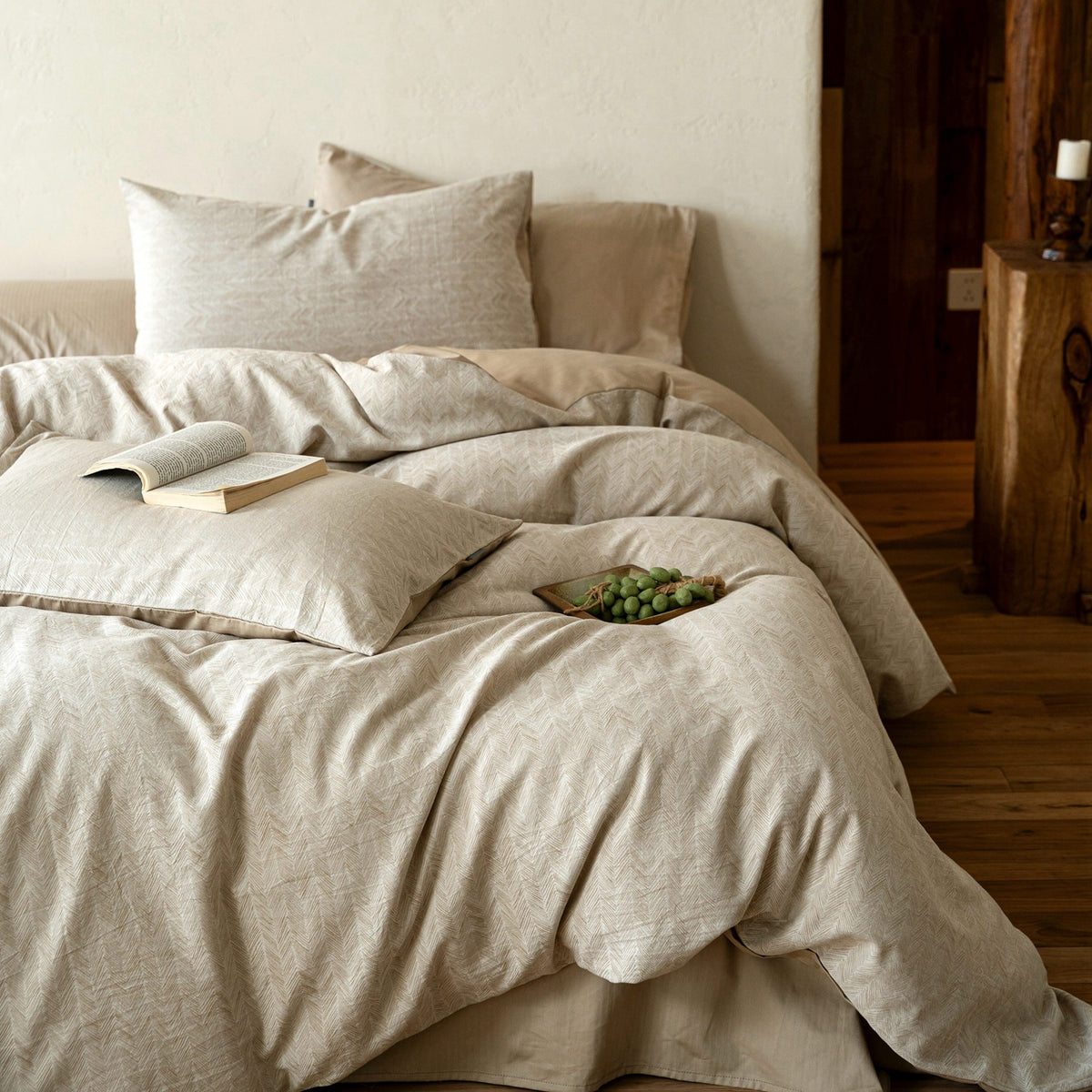 Duvetbezug-Garnitur aus Baumwoll‑Renforcé mit feinem Toile‑Blumenmuster und extraweichem Jersey‑Spannbettlaken