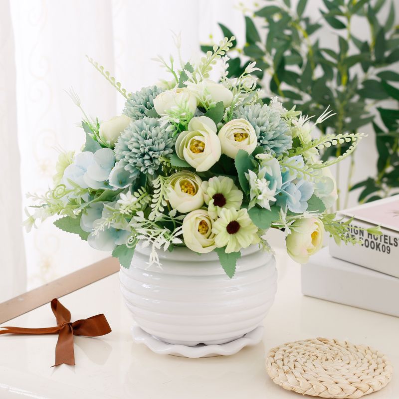 Lebendige künstliche Blumenarrangement