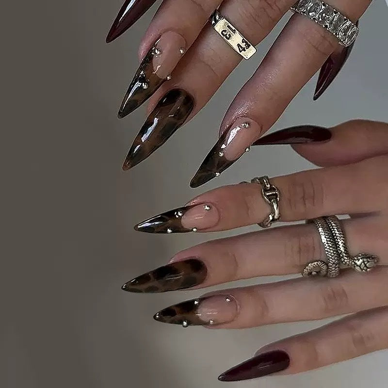 Kunstnagelset mit eleganten Spitzen und geschmackvollen Akzenten Brehn