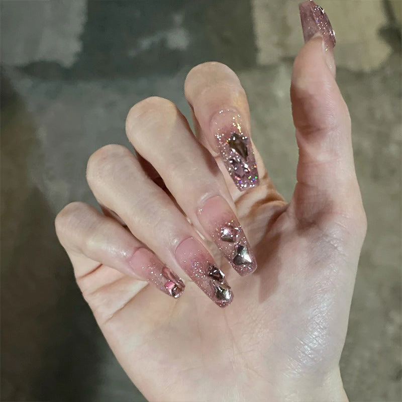 Glamouröse Kunstnägel mit funkelnden Akzenten Brehn