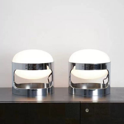Moderne stilvolle Tischlampe mit Chromfuß