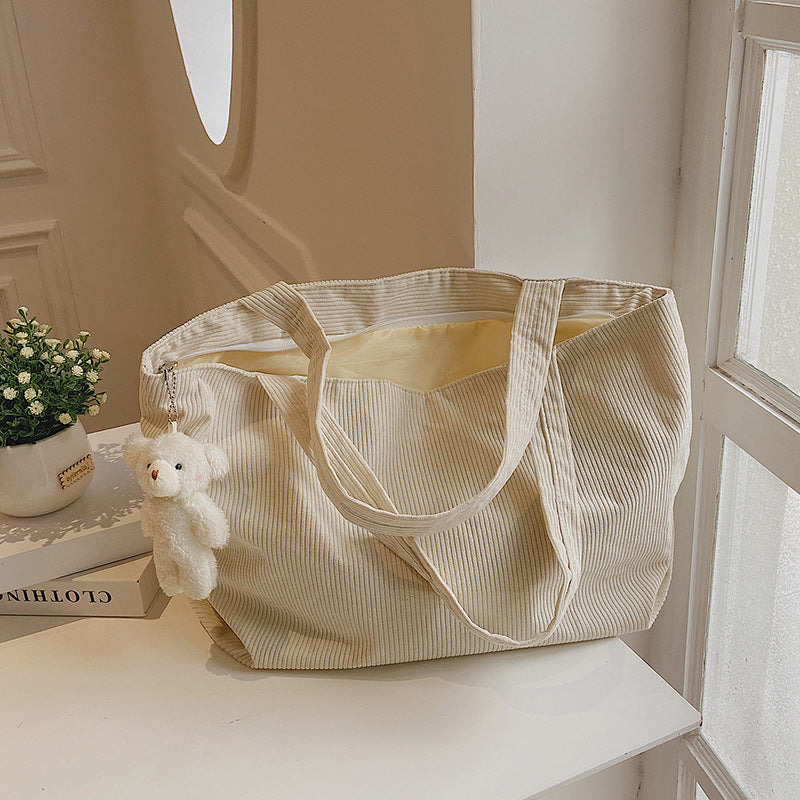 Funktionale Corduroy Tote Bag mit Flauschigen Charm