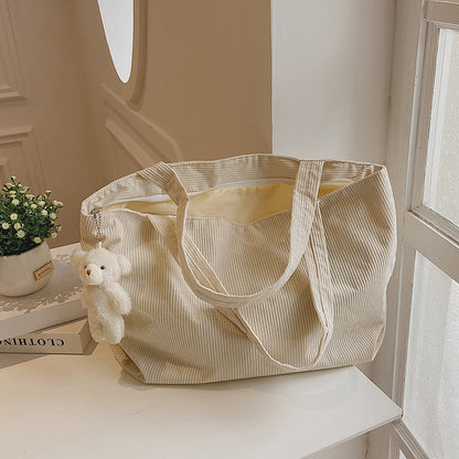 Funktionale Corduroy Tote Bag mit Flauschigen Charm