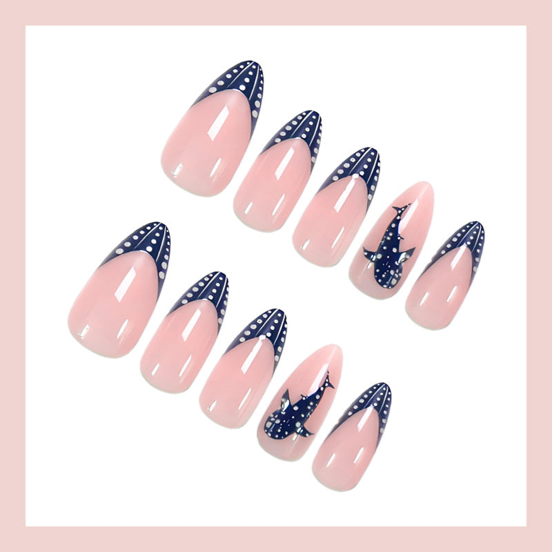 Kunstnagelset mit elegantem Design und kreativen Verzierungen Brehn