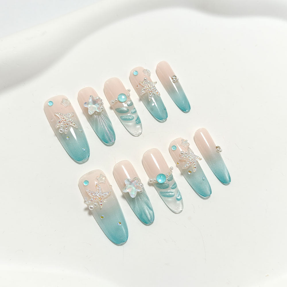 Elegante Nagelkunst mit Meeresthema und 3D-Akzenten Brehn