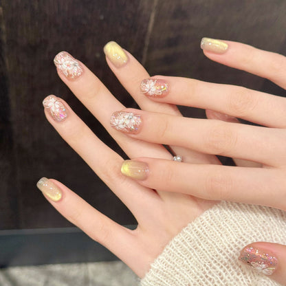 Zart floral akzentuiertes Press-On Nail Art Set