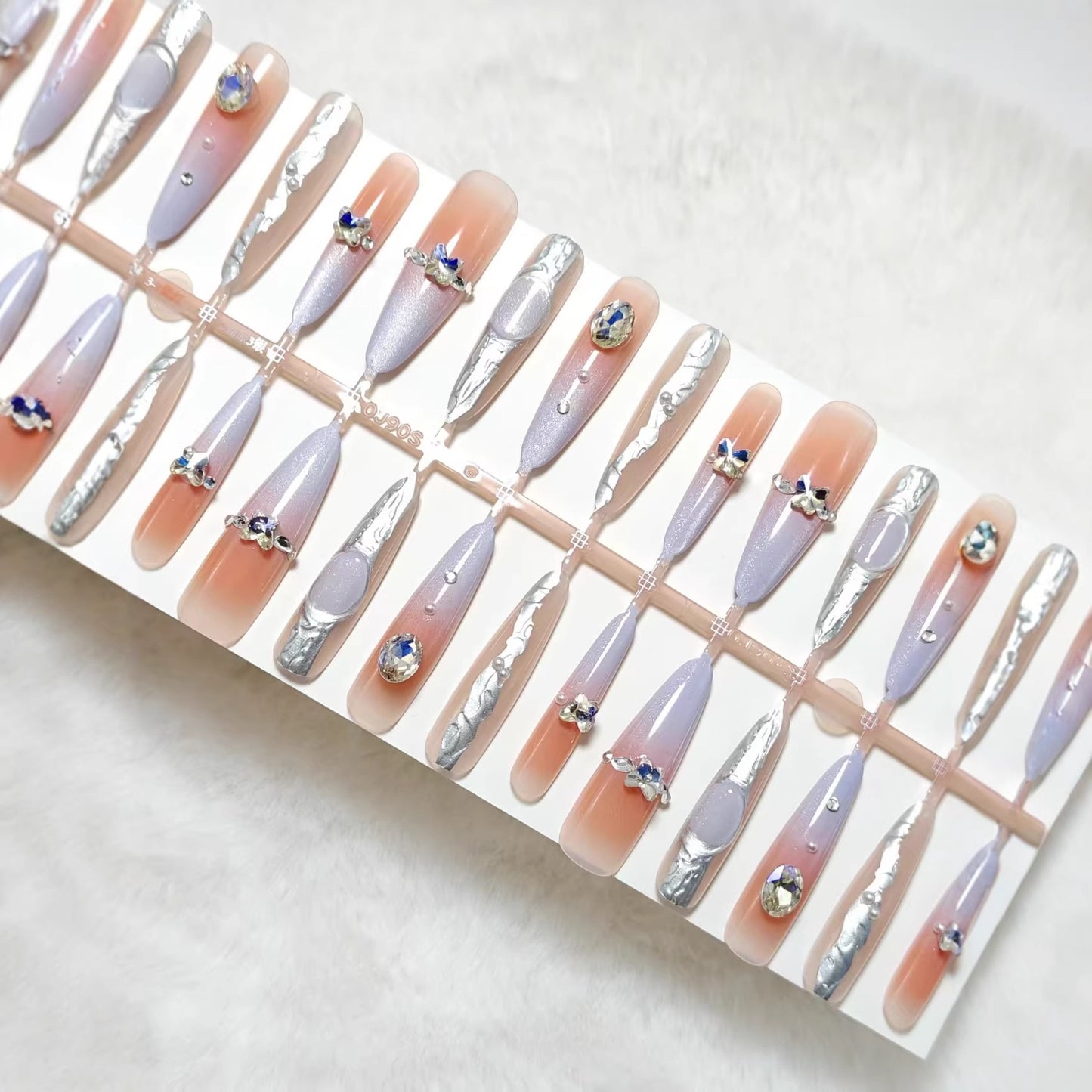 Kunstnägel mit Elegantem Glitzer-Design und Feinen 3D Verzierungen Brehn