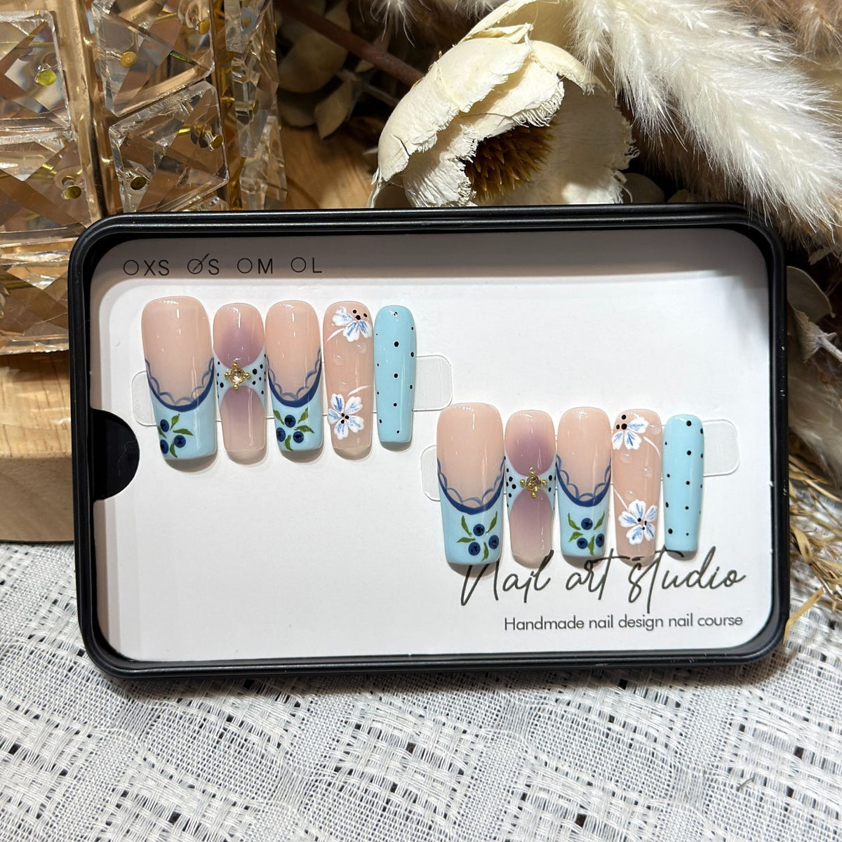 Künstlerisches Press-On-Nagelset mit floralem und geometrischem Design Brehn