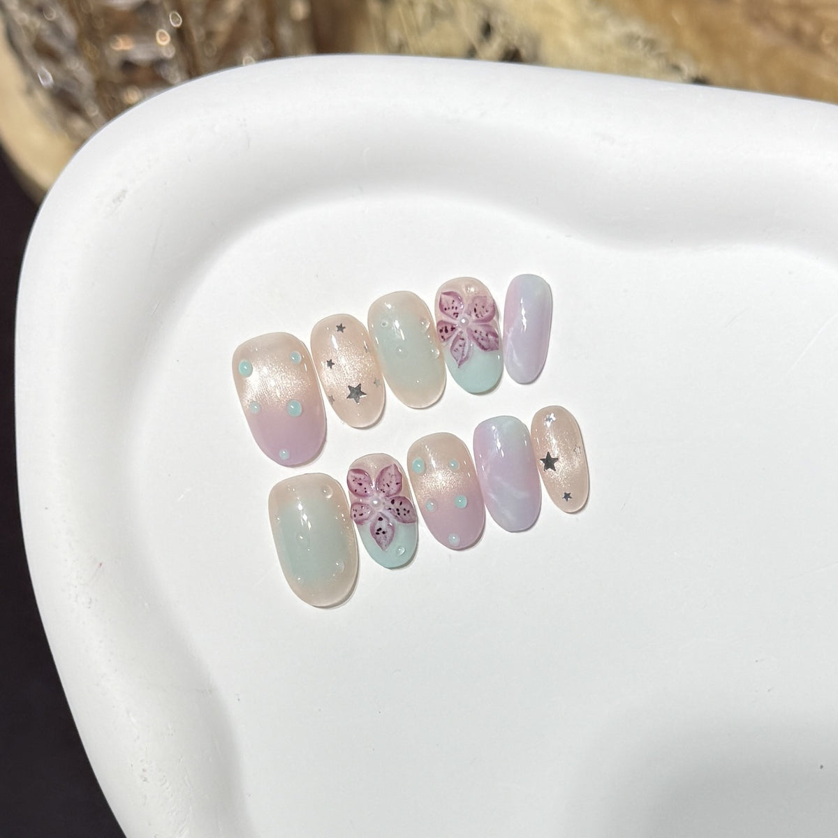Floral-inspiriertes Press-On-Nagelkunst-Set mit Sternakzenten Brehn