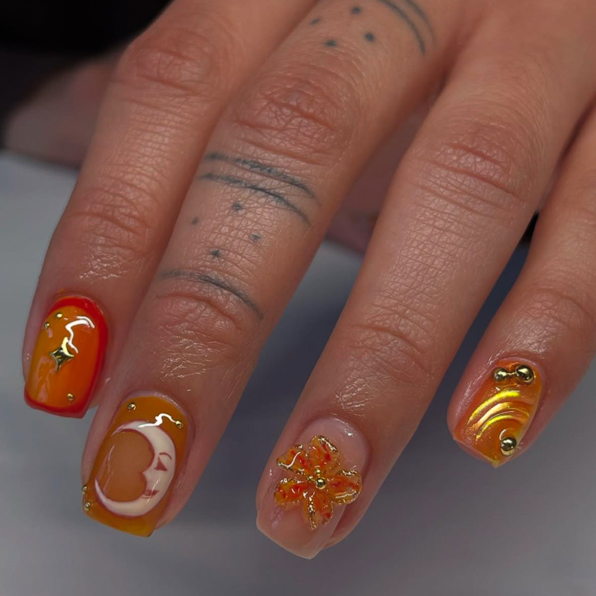 Kunstfingernägel mit Floralen Motiven und Glitzerakzenten Brehn