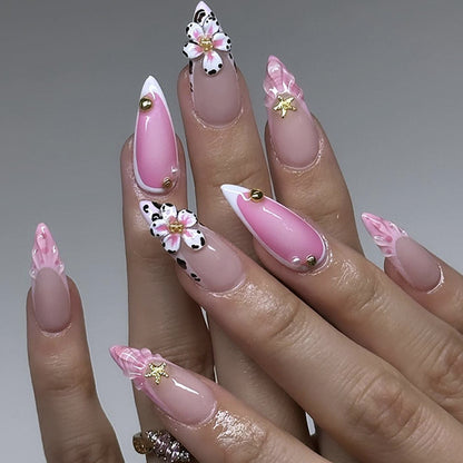 Kunstvolle Nagelverlängerungen mit floralen Akzenten und Glitzer Brehn