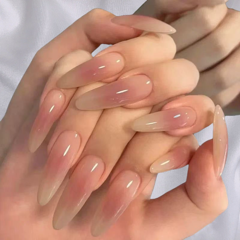 Elegante Kunstnägel im modernen Stiletto-Stil Brehn