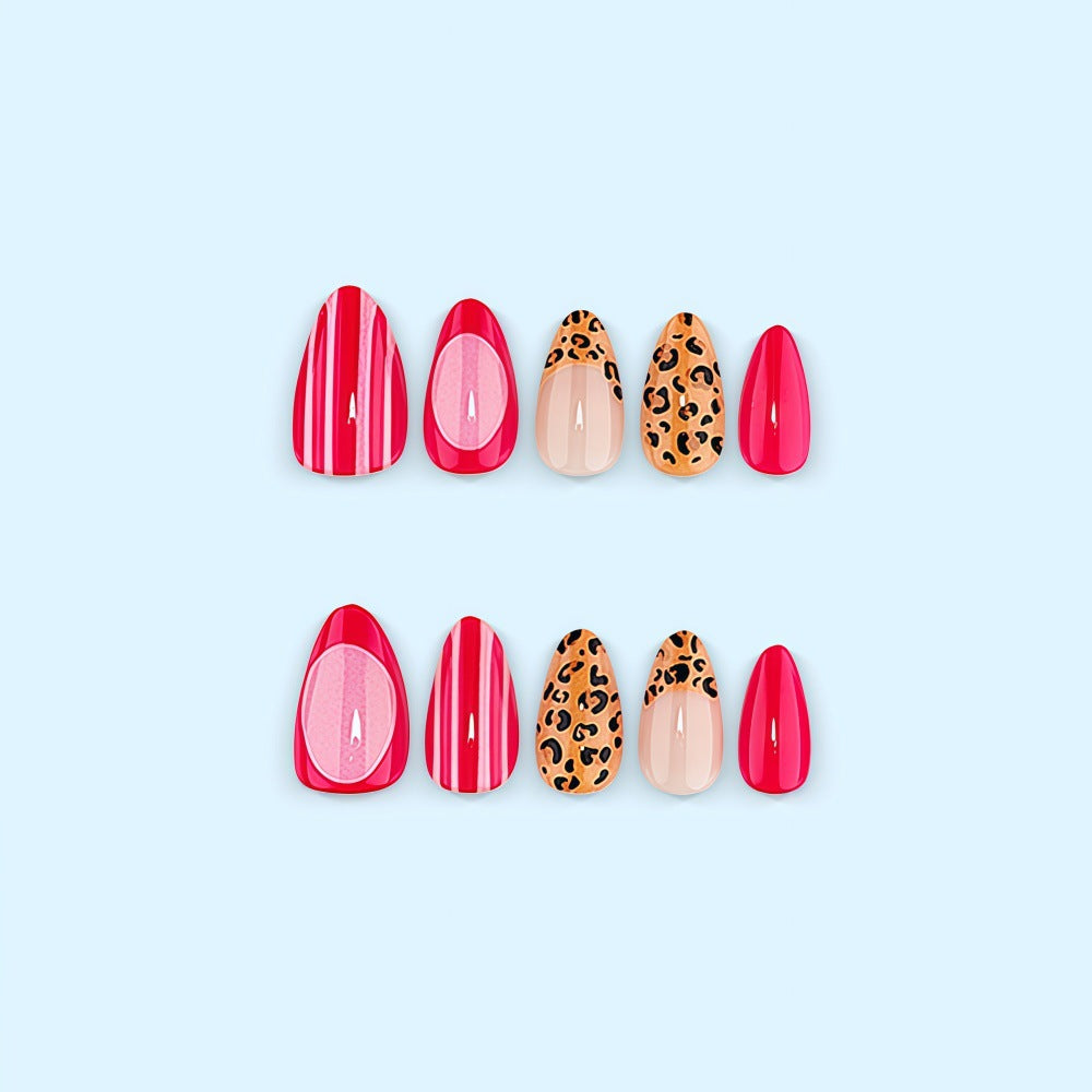 Kunstnägel mit trendigen Leopard- und Streifendekoren Brehn