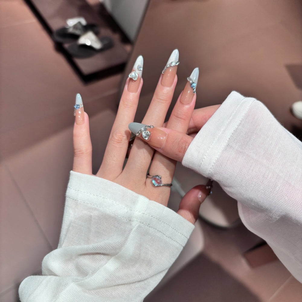 Elegante Stiletto Press-On Nägel mit aufwendigen floralen Akzenten Brehn