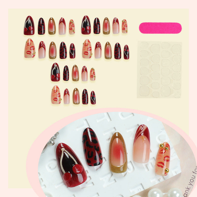 Dekoratives Press-On Nagelkunst-Set mit luxuriösen Kiss- und Leopard-inspirierten Designs Brehn