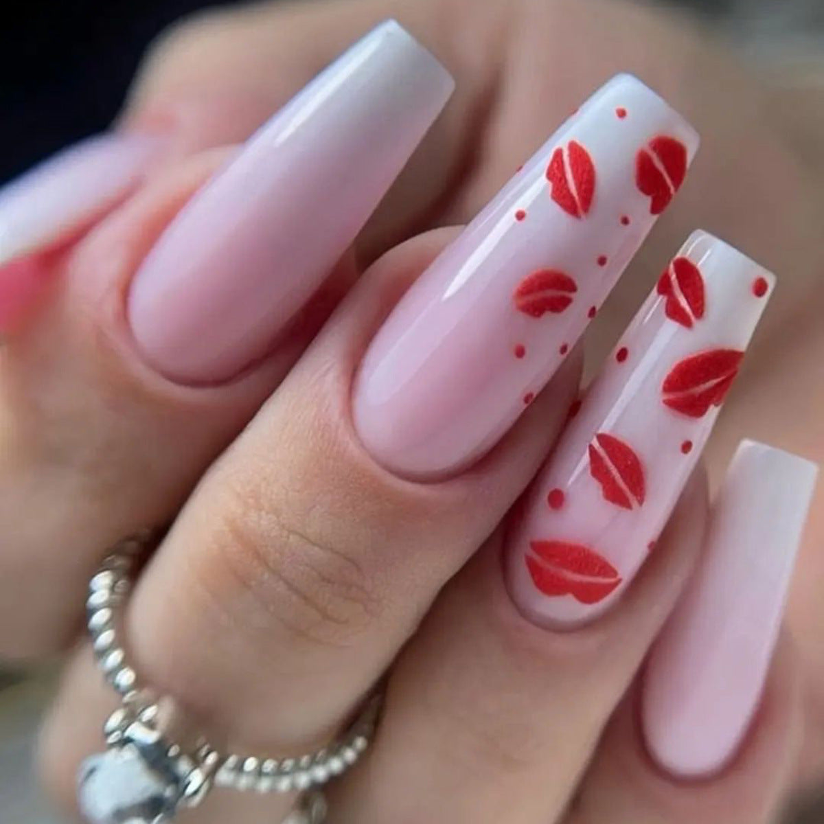 Kunstvolle Stiletto-Nägel mit Lippenmotiven Brehn