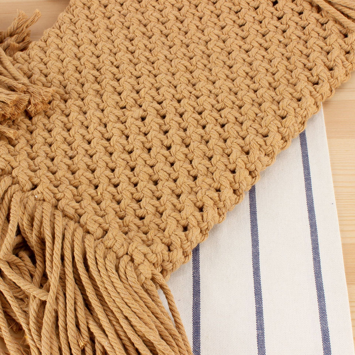Handtasche Aus Handgeknüpftem Makramee mit Eleganter Fransenverzierung Brehn