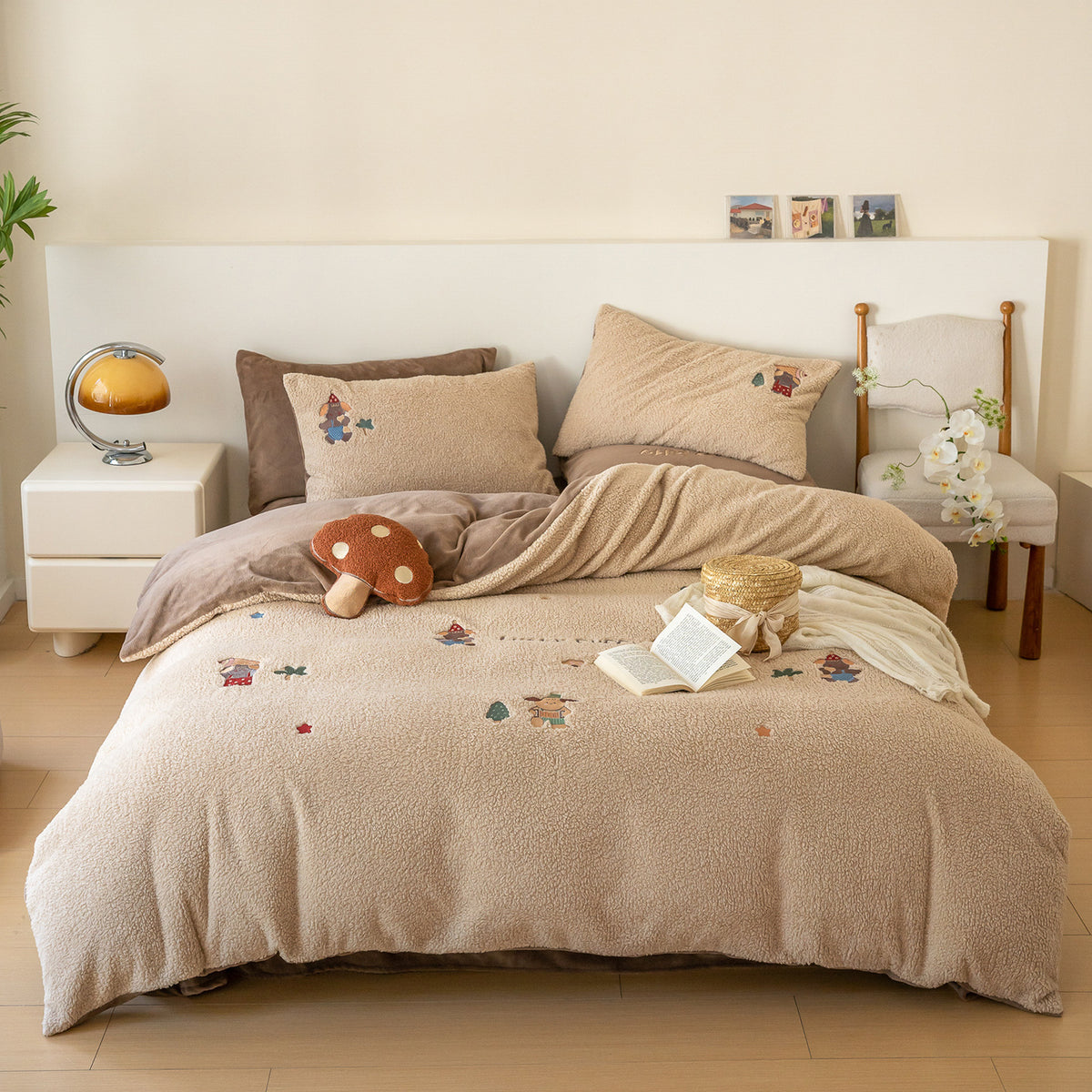 Plüsch-Bettwäschegarnitur aus Teddy-Fleece mit bestickten Pilz- und Waldmotiven