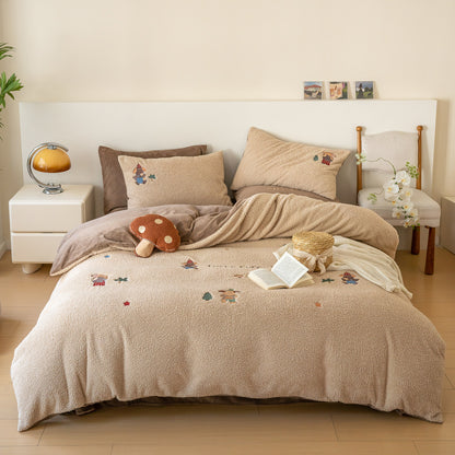 Plüsch-Bettwäschegarnitur aus Teddy-Fleece mit bestickten Pilz- und Waldmotiven