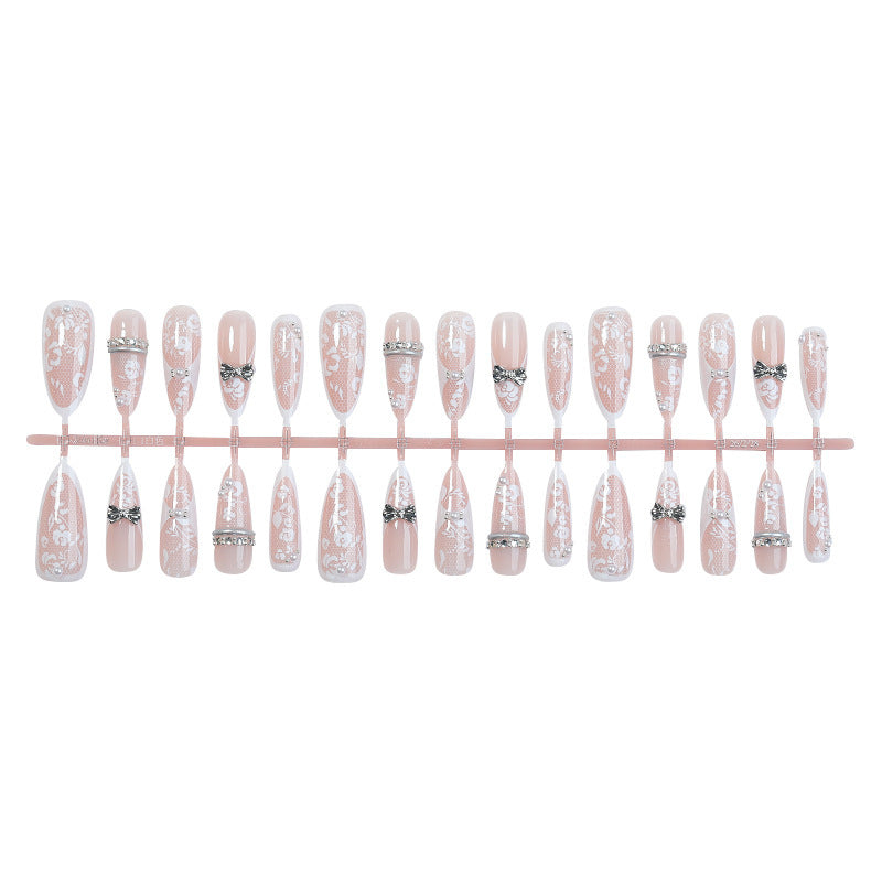 Kunstnagelset mit romantischen Blumen-Design und funkelnden Akzenten Brehn