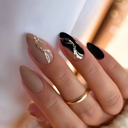 Kunstvolle Nageldesigns mit elegantem Goldakzent Brehn