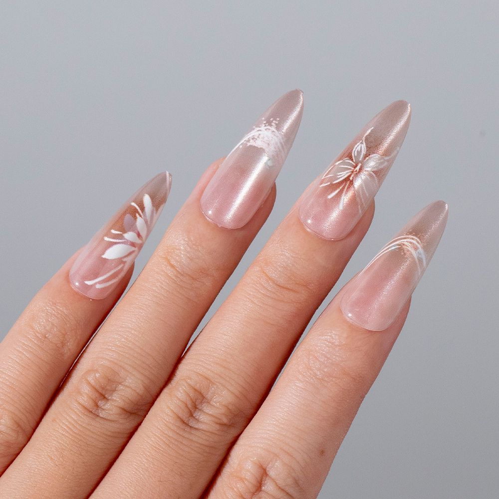 Blumeninspirierten Press-On Nagelverzierungen Brehn