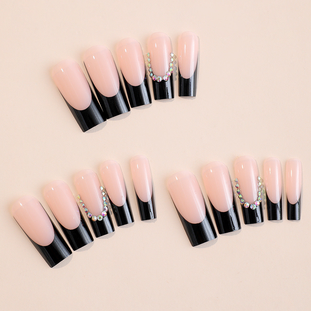 Kunstnagelset mit eleganten Strassverzierungen und stilvollem Hochglanz Brehn
