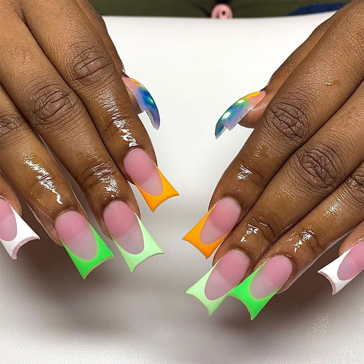 Künstlerisches Press-On-Nagelset mit einzigartigen bunten Tips Brehn