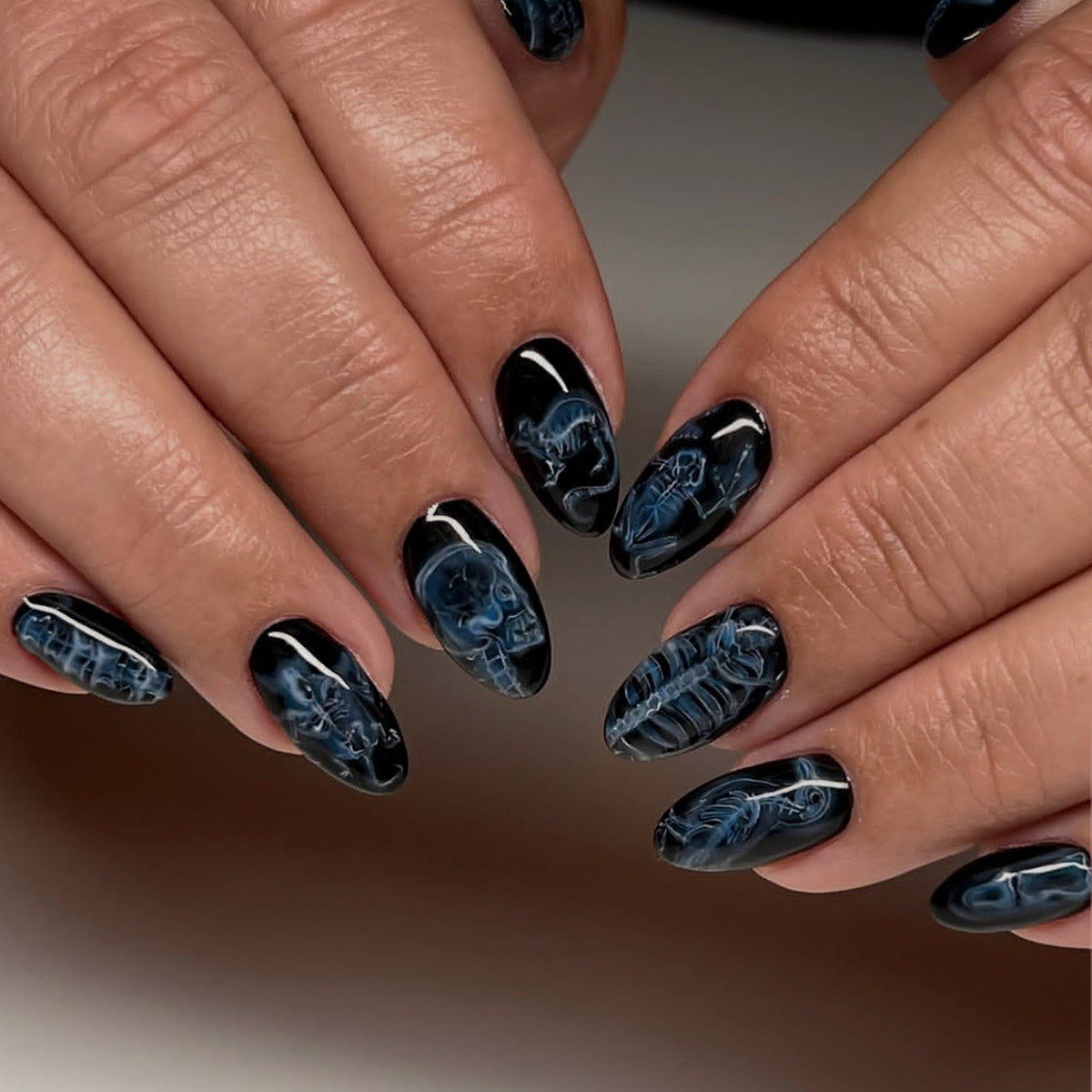 Künstliche Fingernägel mit Modernem Gothic Design Brehn
