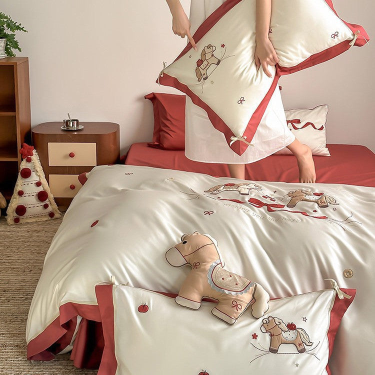 Kinder-Bettwäsche-Set aus Baumwollsatin mit besticktem Schaukelpferd-Motiv und kontrastiertem Saum
