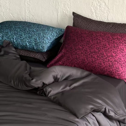 Seidenglänzende Satin-Bettwäschegarnitur mit glattem Fall und Animal-Print-Kissen