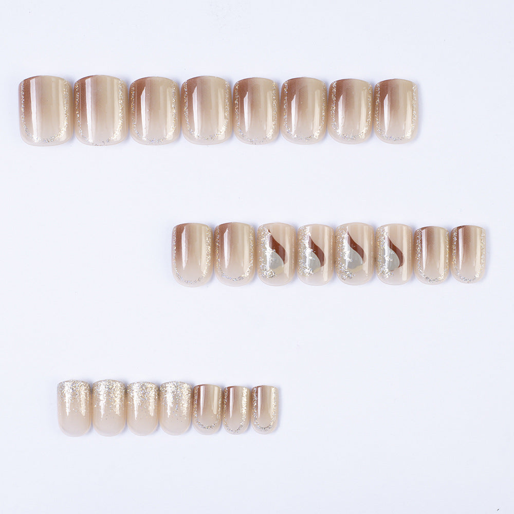 Elegante Nagelkunst mit Glitzer und Stilvollen Akzenten Brehn