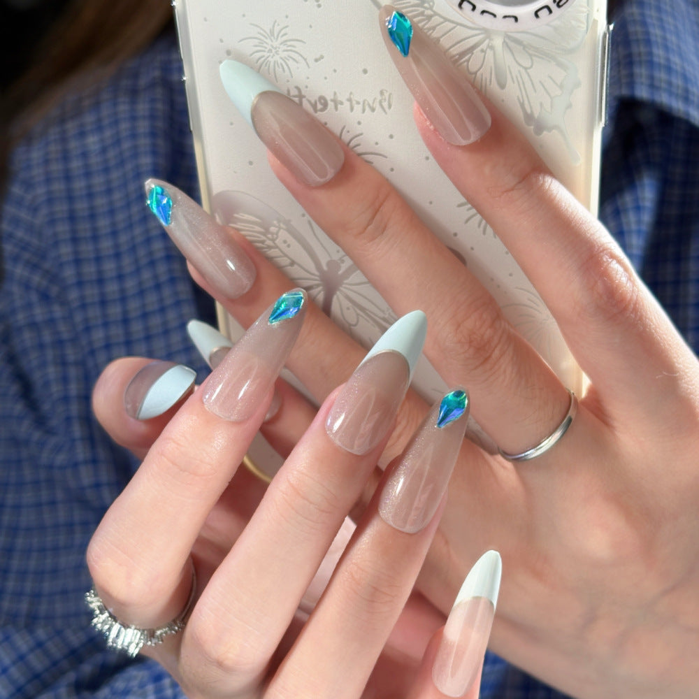 Künstlerisches Press-On-Nageldesign-Set mit floralen und Edelstein-Akzenten Brehn