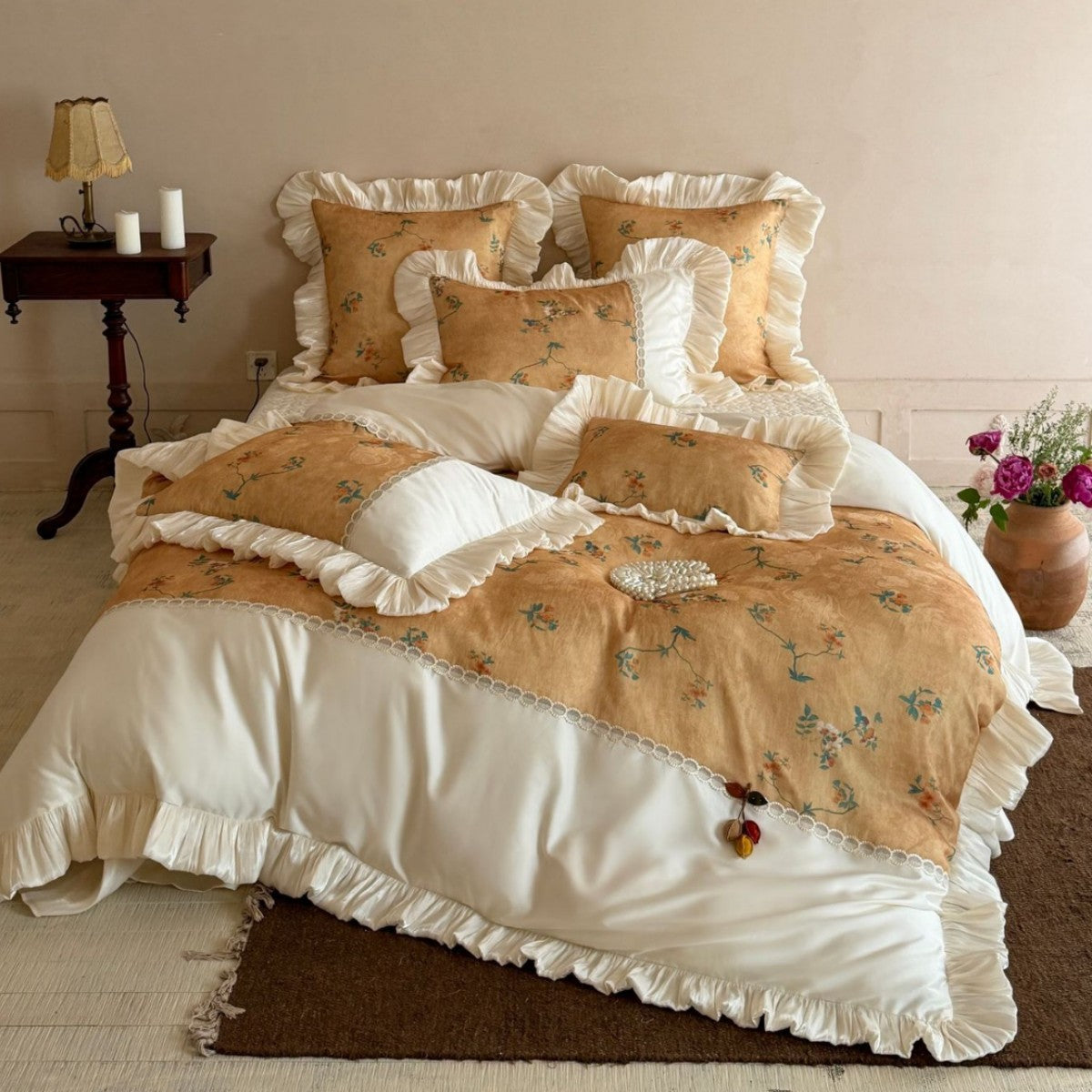 Vintage Floral Rüschende Bettbezug-Set mit gewelltem Spitzenabschluss & gerafften Kissenbezügen