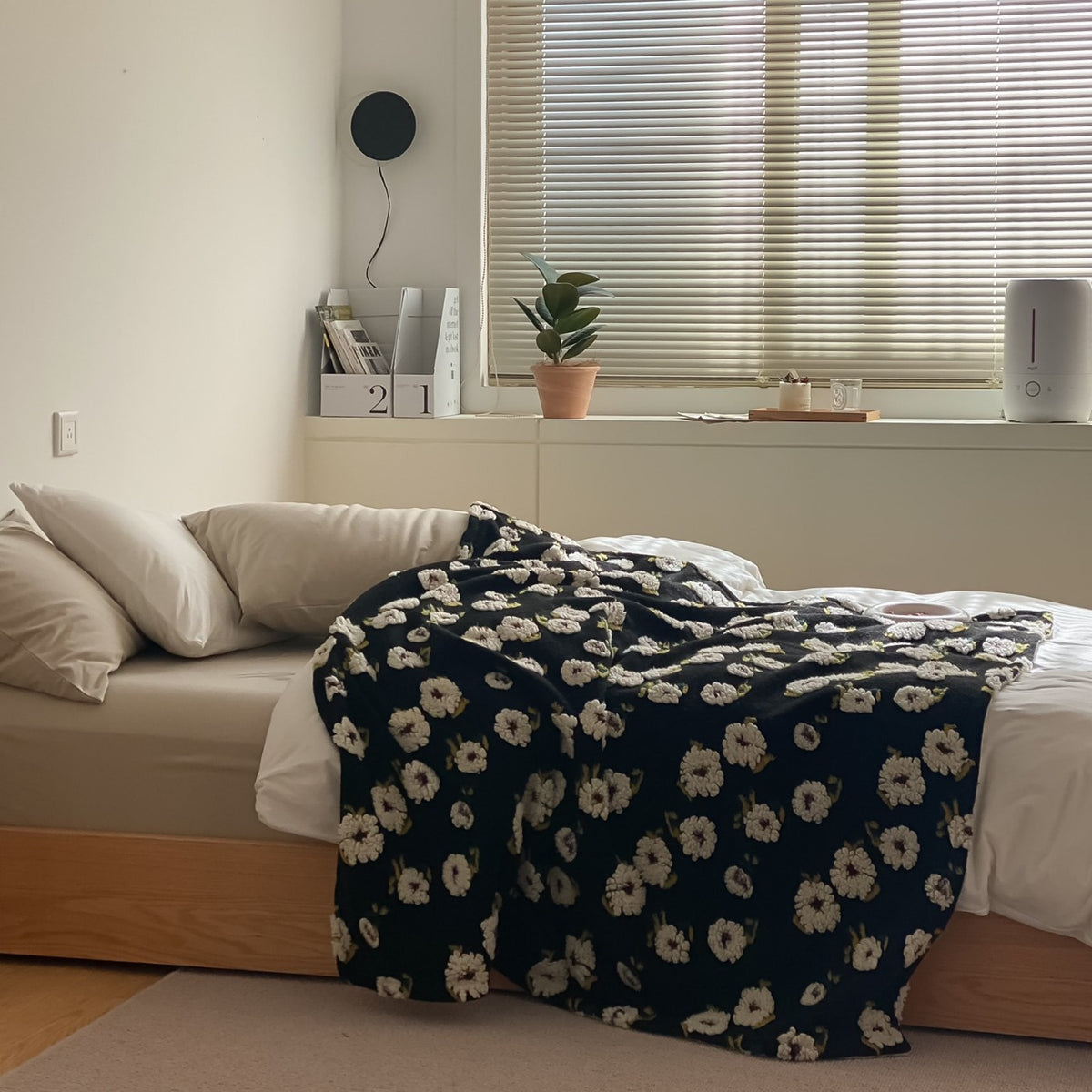 Gemusterte Wohndecke mit gewebten Blumenapplikationen